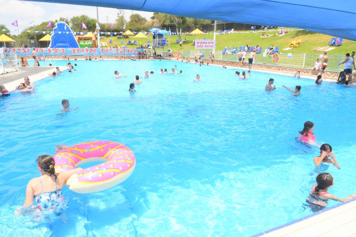 תושבי נצרת עילית נהנו בשבוע הראשון לפתיחת עונת הרחצה בבריכה העירונית